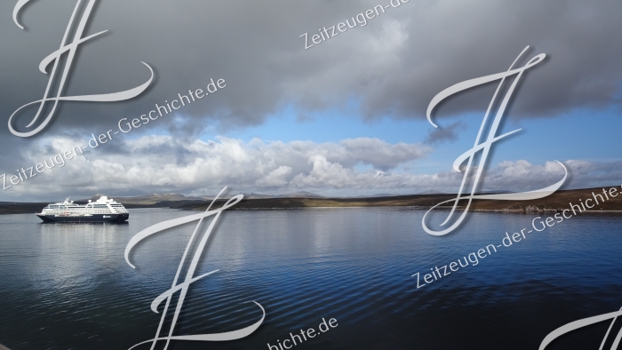 Kreuzfahrtschiff in der Balnco Bay, Falklandinseln