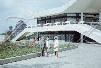 Historisches Foto mit zerbombten Dom und neu eröffnetem Fernsehturms