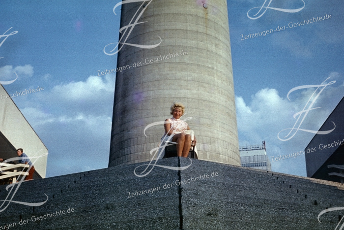 Berliner Fernsehturm mit hübscher Frau