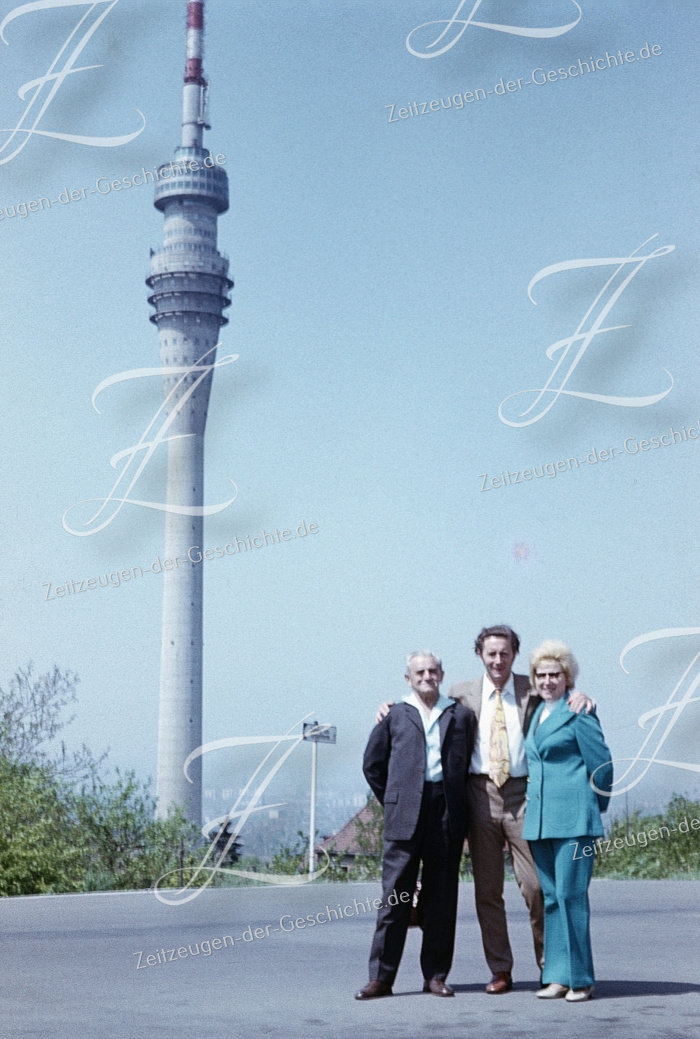 Glückliche Touristen posieren erwartungsvoll vor dem Fernsehturm zu Dresden