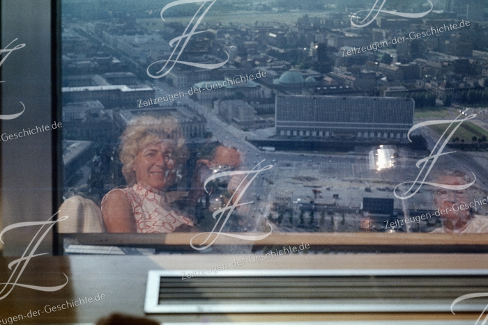 Spiegelung im neuem Dreh-Restaurant Sphere im Berliner Fernsehturm