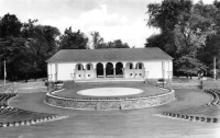 Vorderansicht - Ansichtskarte Zwickau - Freilichtbühne, 1958 - alte Schwarz-Weiß-Postkarte Echte Fotografie