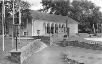 Vorderansicht - Zwickau - Freilichtbühne, 1958 - alte Schwarz-Weiß-Postkarte Echte Fotografie