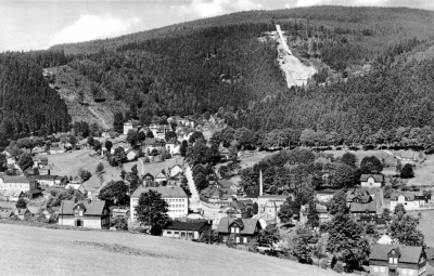 Ortsteil Sachsenberg-Georgenthal mit Blick zur Großen Aschberg-Schanze