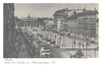 Postkarte Berlin. Unter den Linden mit Brandenburger Tor