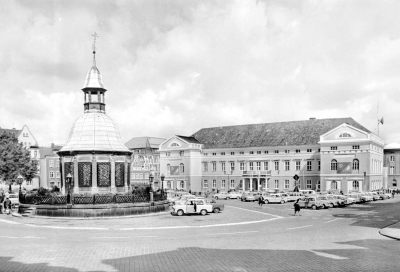 Am Markt mit Rathaus & Wasserkunst