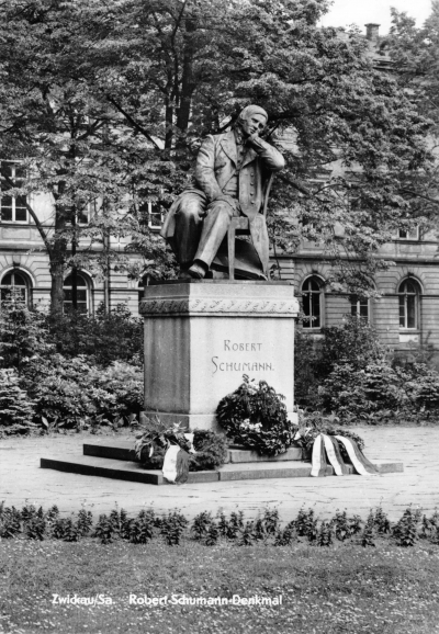 Robert-Schumann-Denkmal im Schwanenteich in Zwickau