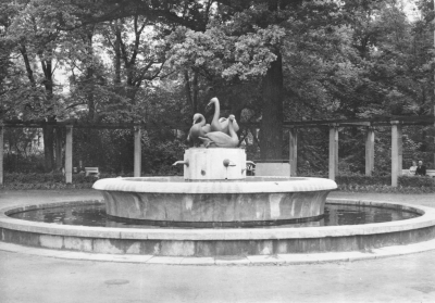 Vorderansicht - Zwickau - Schwanenbrunnen, 1963 - Ansichtskarte zum Kaufen Echte Fotografie