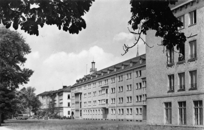 Vorderansicht - Zwickau - Wohnheim der Bergingenieurschule Georgius Agricola, 1958 - Die Tradition der Bergschule wird von der Westsächsischen Hochschule Zwickau fortgeführt. Stempel mit Echte Fotografie