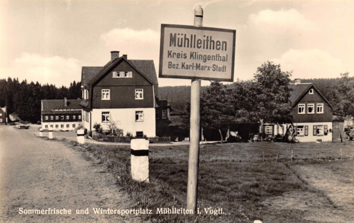 Vorderansicht - Mühlleithen im Vogtland, Postkarte 1956 - Sommerfrische und Wintersportplatz ungelaufen, sehr guter Zustand