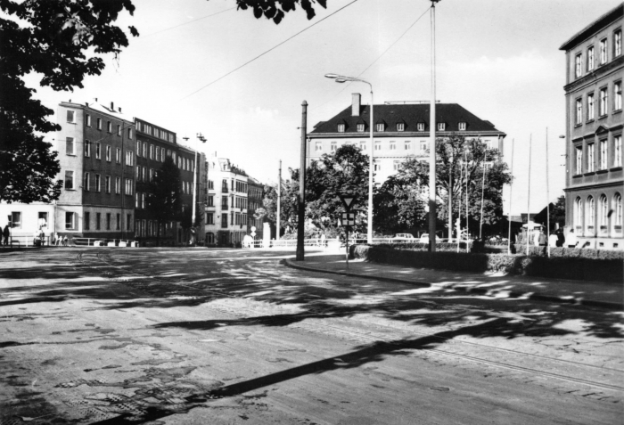 Vorderansicht - Zwickau - Hotel Stadt Zwickau, 1973 - Bahnhofsvorplatz mit Hotel Stadt Zwickau und Gewerkschaftshaus Echte Fotografie